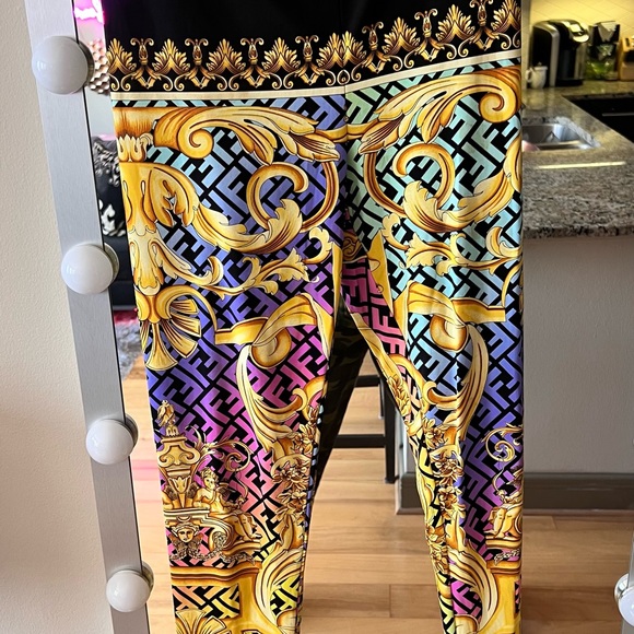 Unique, one-of-a-kind, peace by Fendace only worn once. - Picture 4 of 9